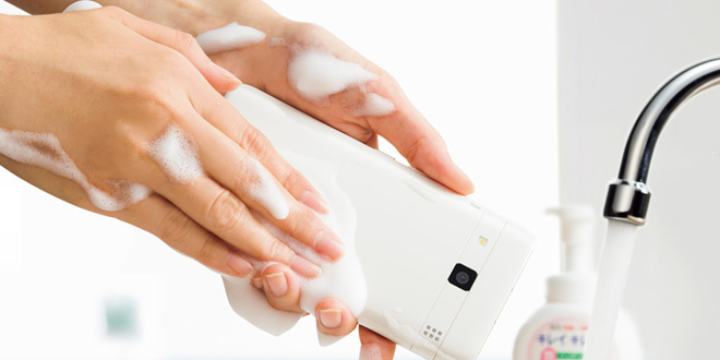 幫手機洗白白！日本推出可用梘液清洗的智能手機